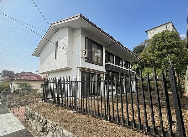 周辺の街並みの中で適度な主張、生活に溶け込むシンプルなデザインの外観が魅力の一戸建です。