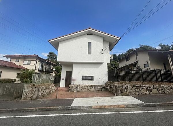 周辺の街並みの中で適度な主張、生活に溶け込むシンプルなデザインの外観が魅力の一戸建です。