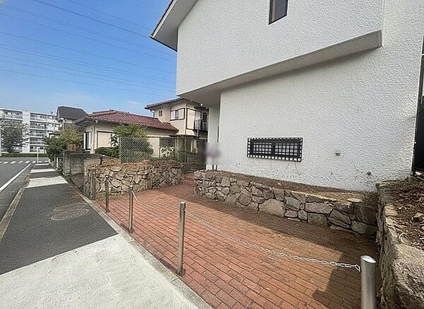 趣のある石積みがアクセントとなり、街並みに調和する落ち着いた佇まいです。