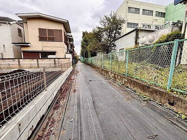 周辺は住宅が建ち並ぶ閑静な住宅街です。