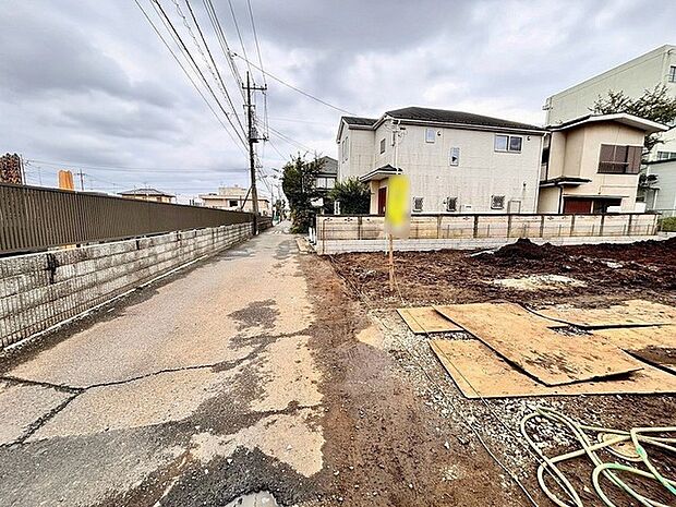 周辺は住宅が建ち並ぶ閑静な住宅街です。