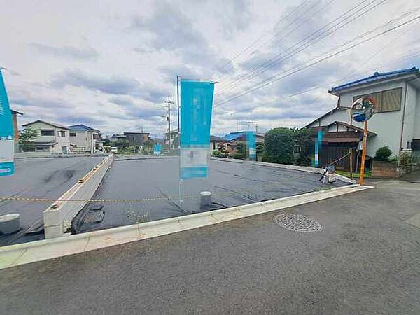 現地ご見学の際、スタッフが様々なご質問に対応いたします、周辺環境、前面道路、建築可能な建物について、ぜひご相談ください。
