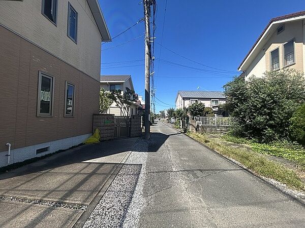 周辺は住宅が建ち並ぶ閑静な住宅街です。