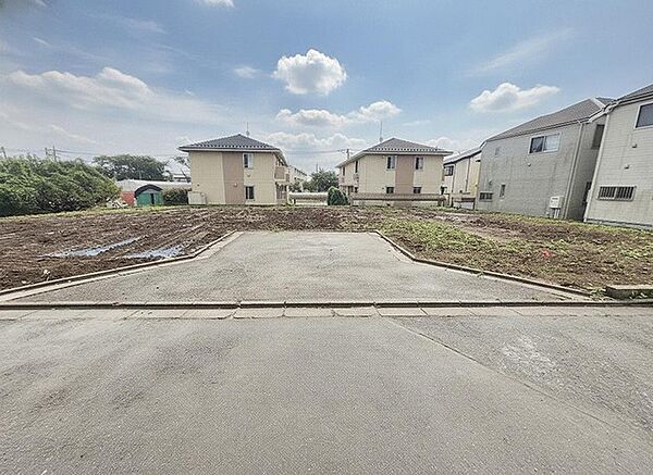 安心して暮らすことのできる住宅街。　住宅地の道路は一般に交通量が少なく車などの騒音が少ないため、住民にとって静かな生活環境が提供されます。