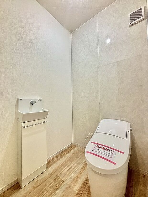 トイレにはウォシュレット機能を標準装備。