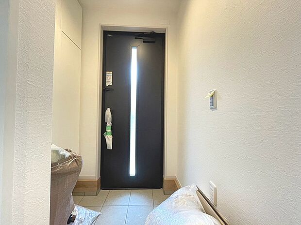 玄関は家の第一印象を左右する重要な場所。ほどよい広さとスタイリッシュな色遣いが印象的です。