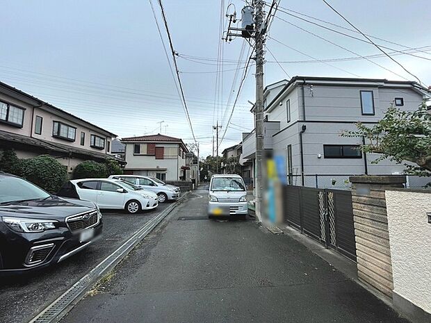 安心して暮らすことのできる住宅街。 住宅地の道路は一般に交通量が少なく車などの騒音が少ないため、住民にとって静かな生活環境が提供されます。