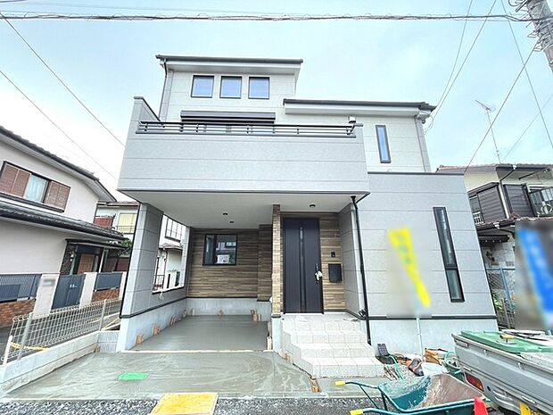 周辺の街並みの中で適度な主張、生活に溶け込むシンプルなデザインの外観が魅力の一戸建です。