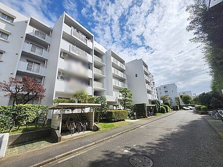 自然に恵まれた豊かな緑と美しいロケーションが特徴です。穏やかな暮らしやリラックスした健康的な生活が送れそう。日々の喧騒から離れ、自然に囲まれた癒しの場所はいかがでしょうか。