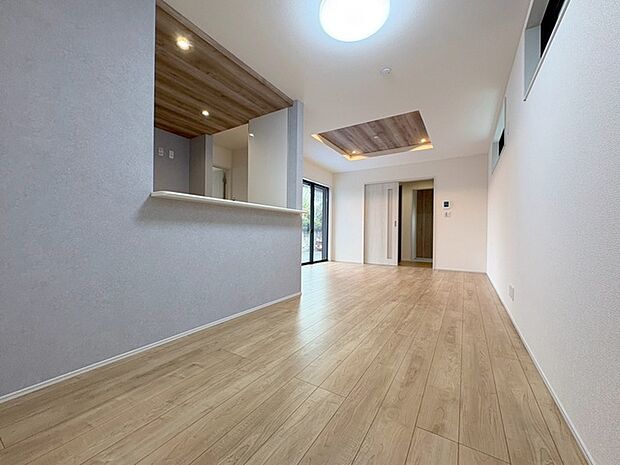 カウンターキッチンならではの開放的な見通し、全体が見渡せることでご家族の団欒スペースもより明るく笑顔が溢れる空間となります。 