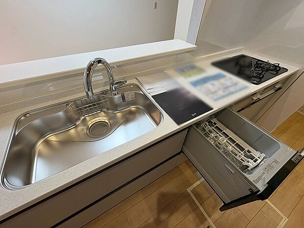 毎日の家事をサポートしてくれる食洗器も標準に装備。ちょっと嬉しい設備です 