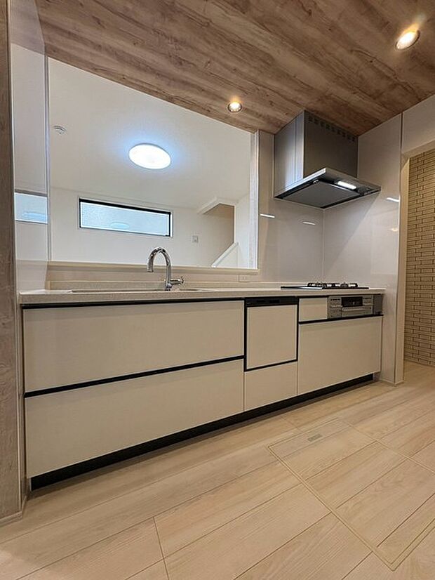 お料理をしながらリビングの家族やゲストとの会話が楽しめるカウンタータイプのキッチン。毎日のお料理を楽しく快適に。 