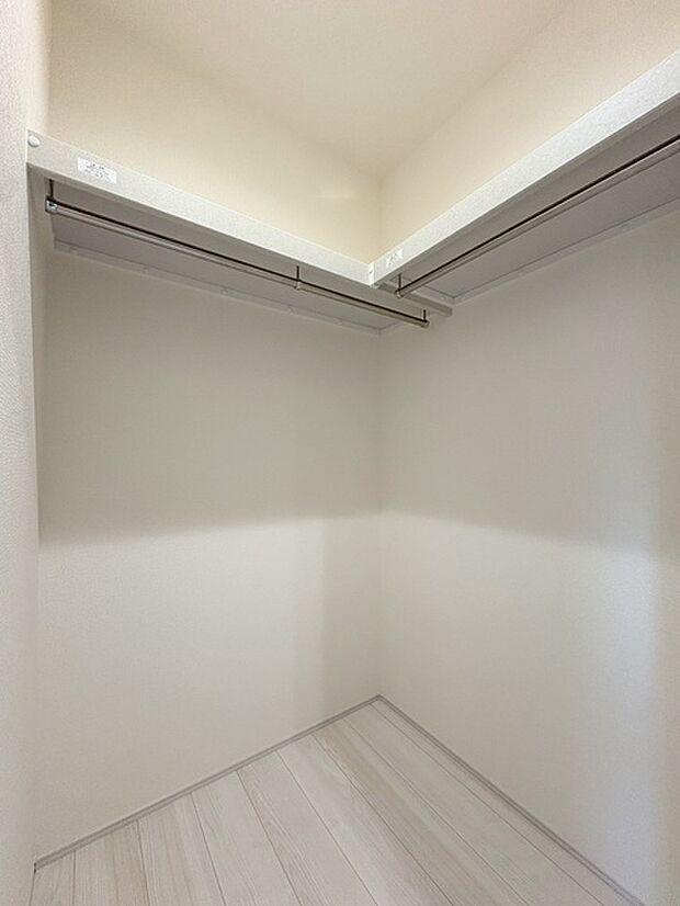 沢山の洋服も収納できそうなウォークインクローゼット。荷物の多い方には嬉しい設計。 