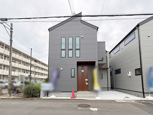 周辺の街並みの中で適度な主張、生活に溶け込むシンプルなデザインの外観が魅力の一戸建です。 