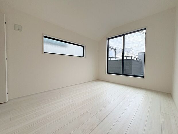 スタイリッシュなデザインと快適な居住性を兼ね備えた洋室。広々とした空間は、自分らしいインテリアを楽しむことができるほか、リラックスした時間を過ごすことができそうです。 