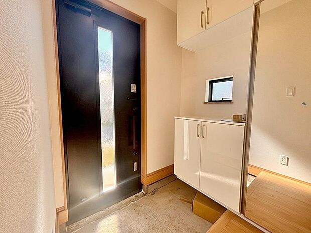 玄関は家の第一印象を左右する重要な場所。ほどよい広さとスタイリッシュな色遣いが印象的です。