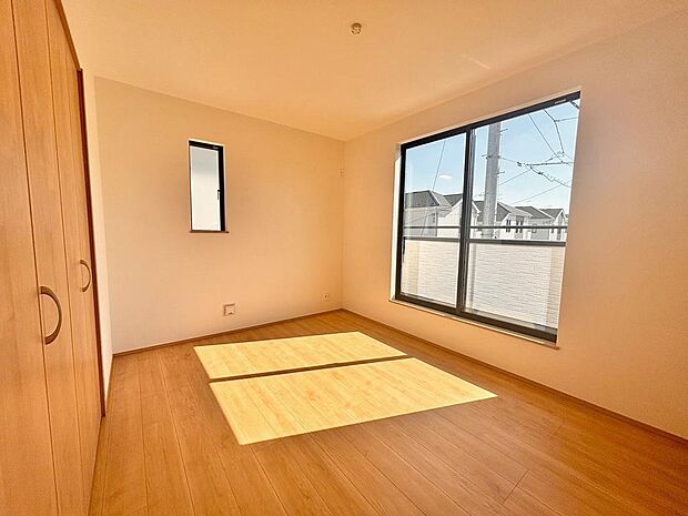 スタイリッシュなデザインと快適な居住性を兼ね備えた洋室。広々とした空間は、自分らしいインテリアを楽しむことができるほか、リラックスした時間を過ごすことができそうです。