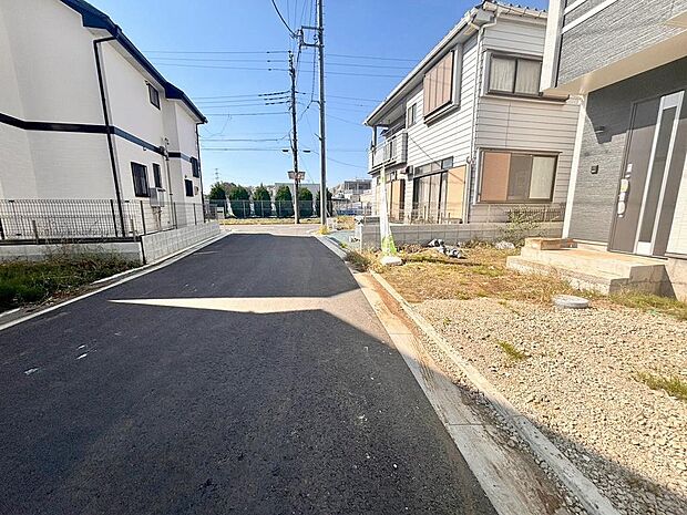安心して暮らすことのできる住宅街。 住宅地の道路は一般に交通量が少なく車などの騒音が少ないため、住民にとって静かな生活環境が提供されます。