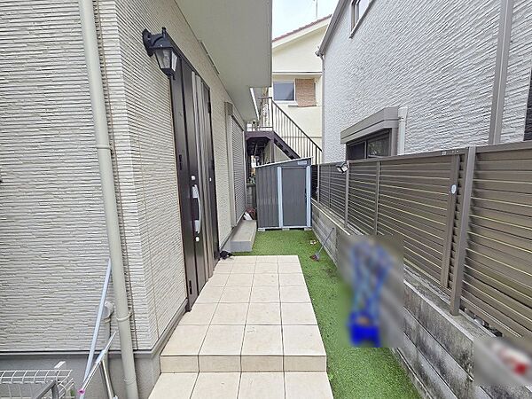 周辺の街並みの中で適度な主張、生活に溶け込むシンプルなデザインの外観が魅力の一戸建です。
