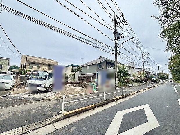 安心して暮らすことのできる住宅街。 住宅地の道路は一般に交通量が少なく車などの騒音が少ないため、住民にとって静かな生活環境が提供されます。