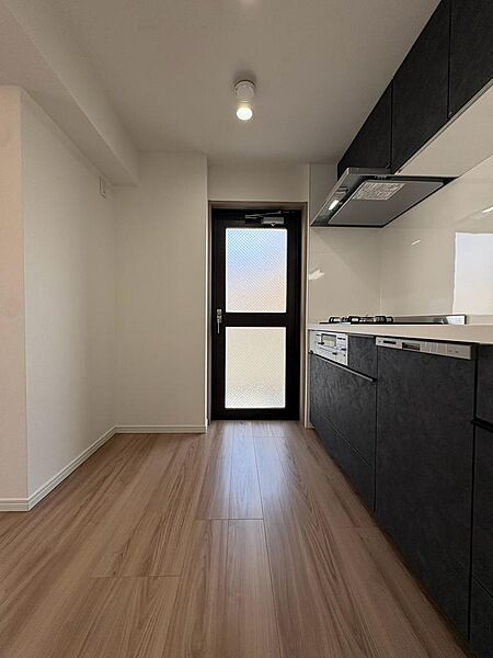 キッチンのすぐ横にバルコニーへの扉が設けられた間取り設計。