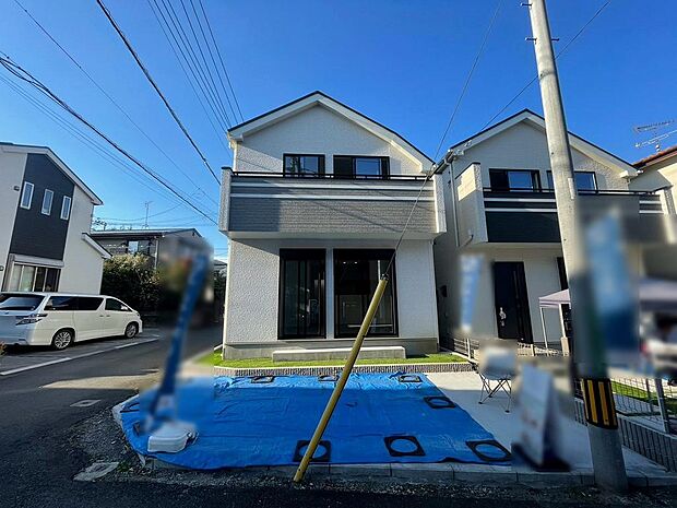 周辺の街並みの中で適度な主張、生活に溶け込むシンプルなデザインの外観が魅力の一戸建です。