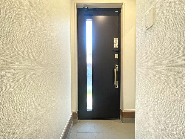 玄関は家の第一印象を左右する重要な場所。ほどよい広さとスタイリッシュな色遣いが印象的です。