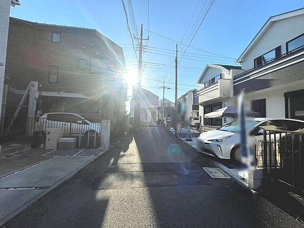 周辺は住宅が建ち並ぶ閑静な住宅街です。