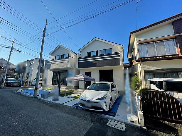 周辺の街並みの中で適度な主張、生活に溶け込むシンプルなデザインの外観が魅力の一戸建です。