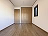 子供部屋：洋室はモダンなデザインと機能性を備え、快適な生活空間に。明るい窓から差し込む自然光が広々とした空間をさらに明るく開放的に感じさせます。