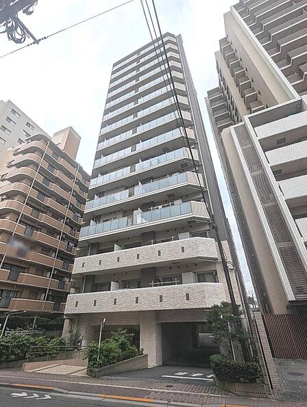 周辺の街並みの中で適度な主張、生活に溶け込むシンプルなデザインの外観が魅力のマンションです。
