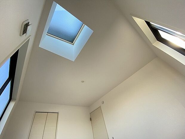 ベッドルームの天井に天窓を設置。自然光が気持ちよく朝の目覚めをさそってくれそうな予感