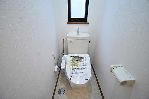 2階トイレ。ウォシュレット機能を標準装備。 