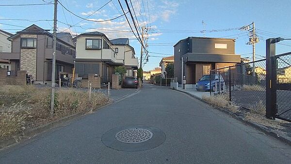 周辺は住宅が建ち並ぶ閑静な住宅街です。