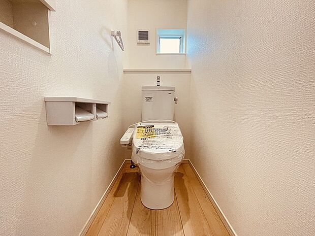 1階トイレ。ウォシュレット機能を標準装備。 