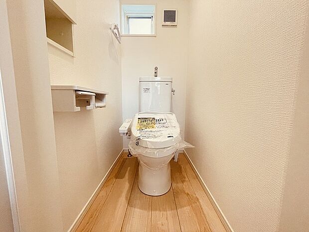 1階トイレ。ウォシュレット機能を標準装備。 