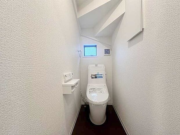 トイレにはウォシュレット機能を標準装備。 
