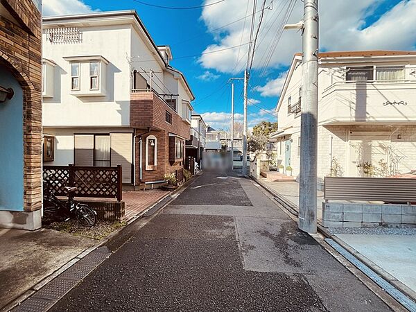 周辺は住宅が建ち並ぶ閑静な住宅街です。