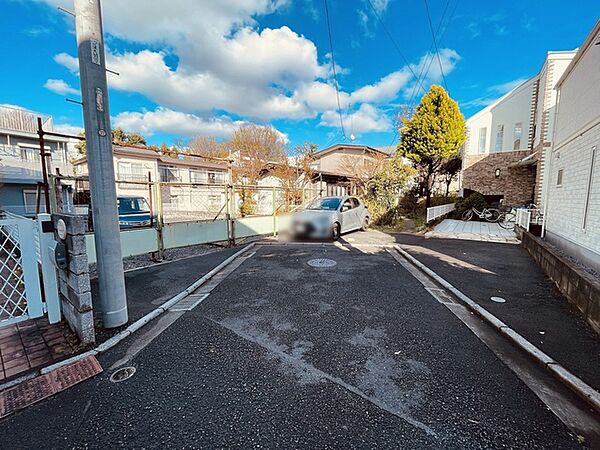 周辺は住宅が建ち並ぶ閑静な住宅街です。