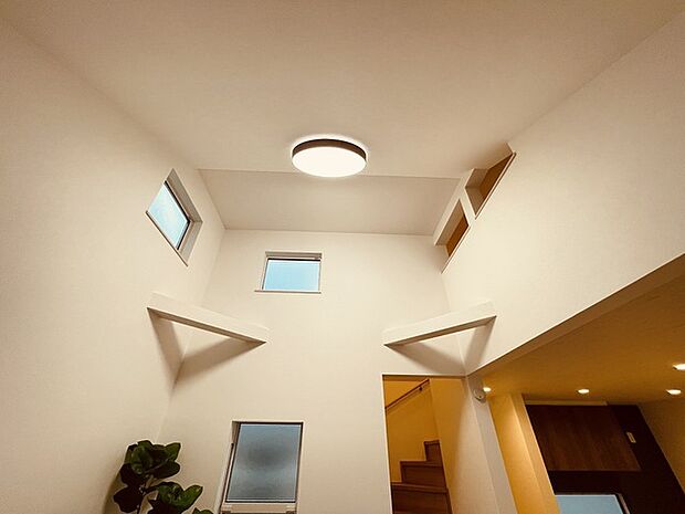 リビングは勾配天井の開放感あふれる空間に。高い位置の窓から自然な光が降り注ぎます。