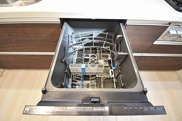 毎日の家事をサポートしてくれる食洗器も標準に装備。ちょっと嬉しい設備です 