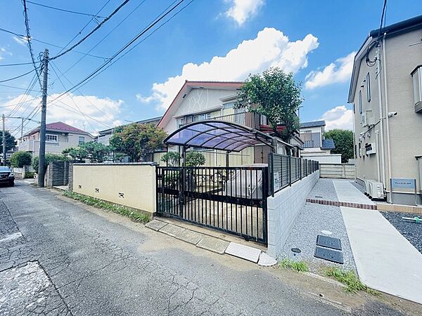 周辺は住宅が建ち並ぶ閑静な住宅街です。