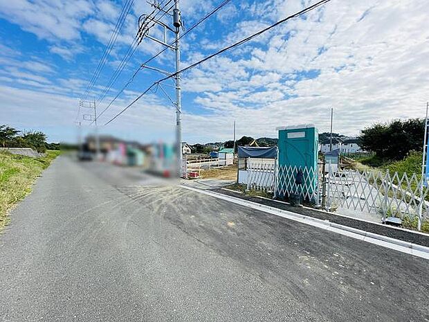 安心して暮らすことのできる住宅街。　住宅地の道路は一般に交通量が少なく車などの騒音が少ないため、住民にとって静かな生活環境が提供されます。 