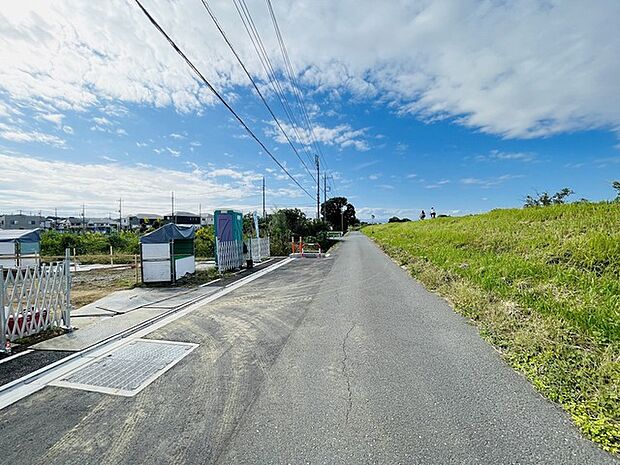 安心して暮らすことのできる住宅街。　住宅地の道路は一般に交通量が少なく車などの騒音が少ないため、住民にとって静かな生活環境が提供されます。 