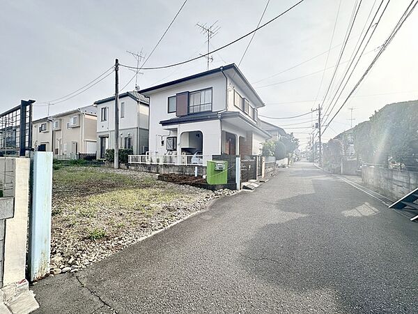 周辺は住宅が建ち並ぶ閑静な住宅街です。