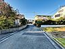 外観：周辺は住宅が建ち並ぶ閑静な住宅街です。 
