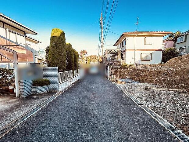 安心して暮らすことのできる住宅街。 住宅地の道路は一般に交通量が少なく車などの騒音が少ないため、住民にとって静かな生活環境が提供されます。