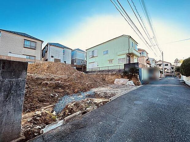 周辺は住宅が建ち並ぶ閑静な住宅街です。