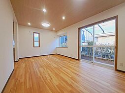 お庭とテラスのあるムサムラの再生住宅 4LDKのリビング/ダイニング