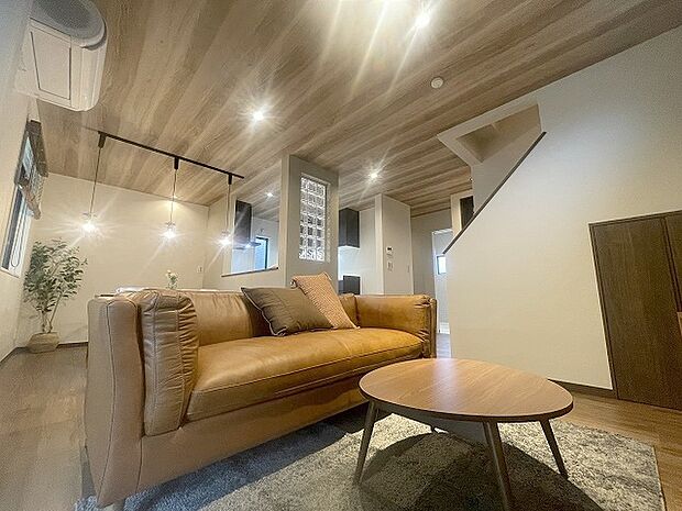 家族が一番集まる場所だから広々としつつも素敵な空間であって欲しい。みんながくつろぐリビングからキッチンまでが一つの空間のように繋がる間取り。